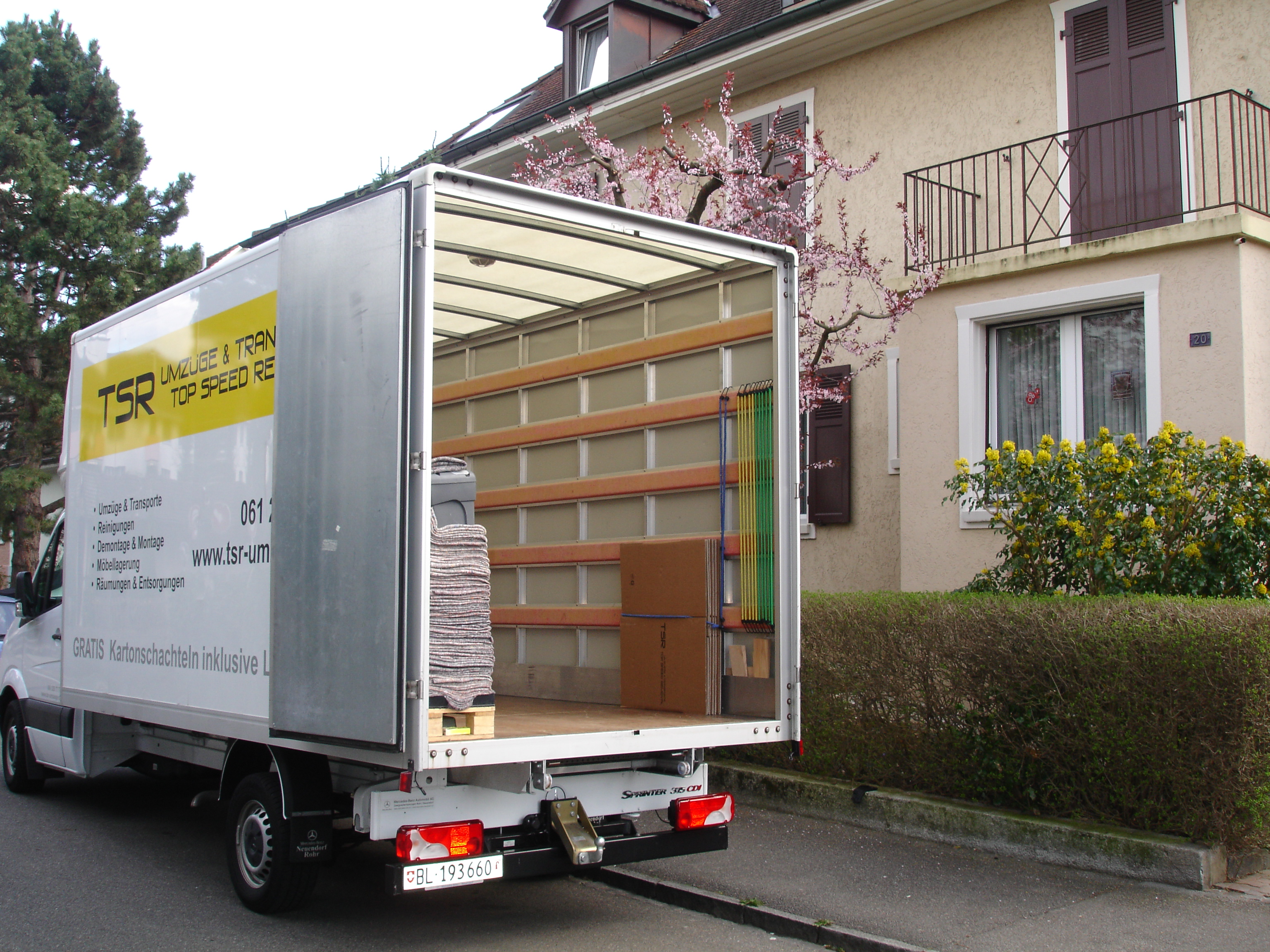 Umzugsfahrzeug von TSR mit sorgfältig gesicherter Ladung