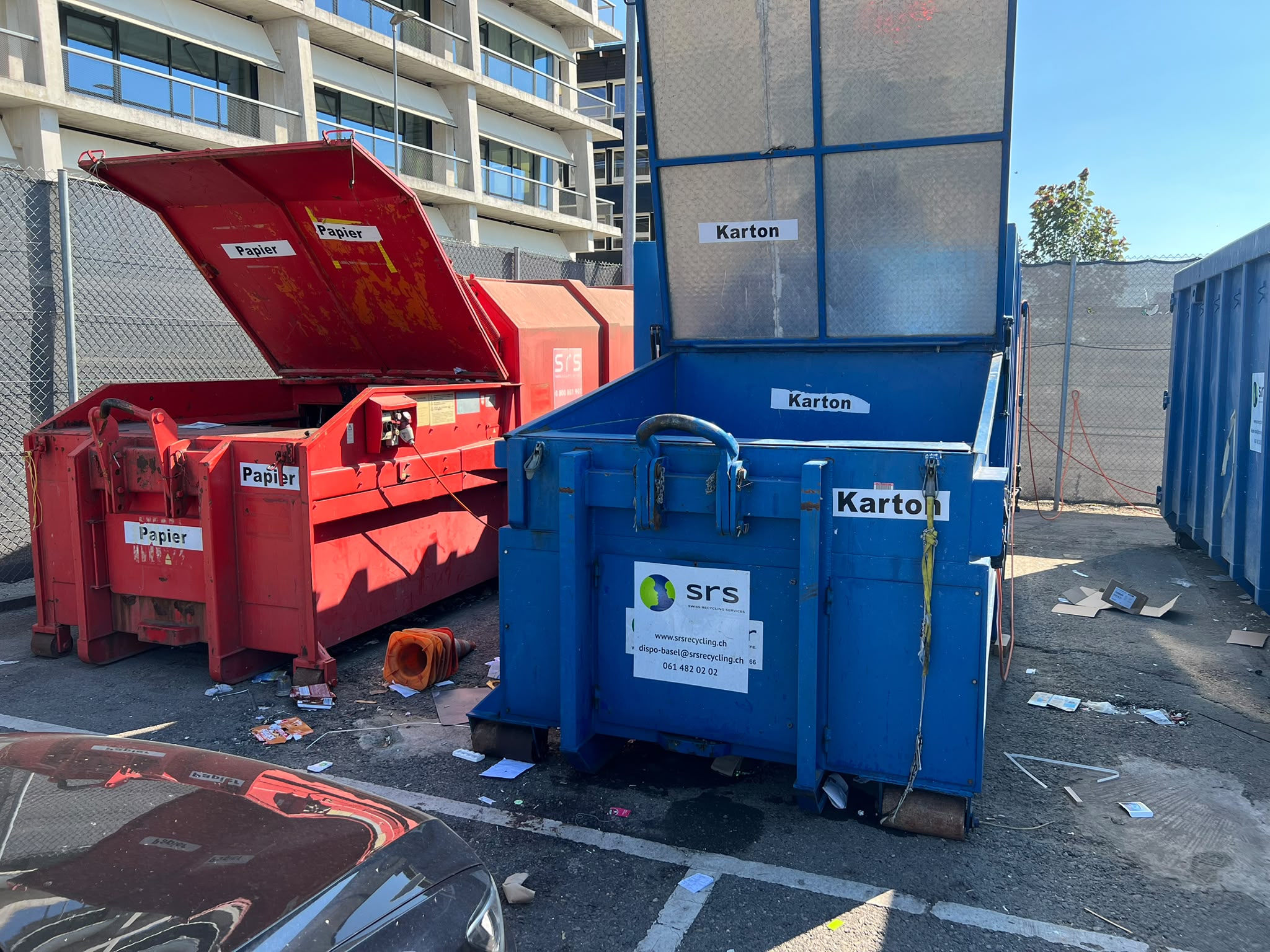 Getrennte Papier- und Kartoncontainer bei SRS Recycling