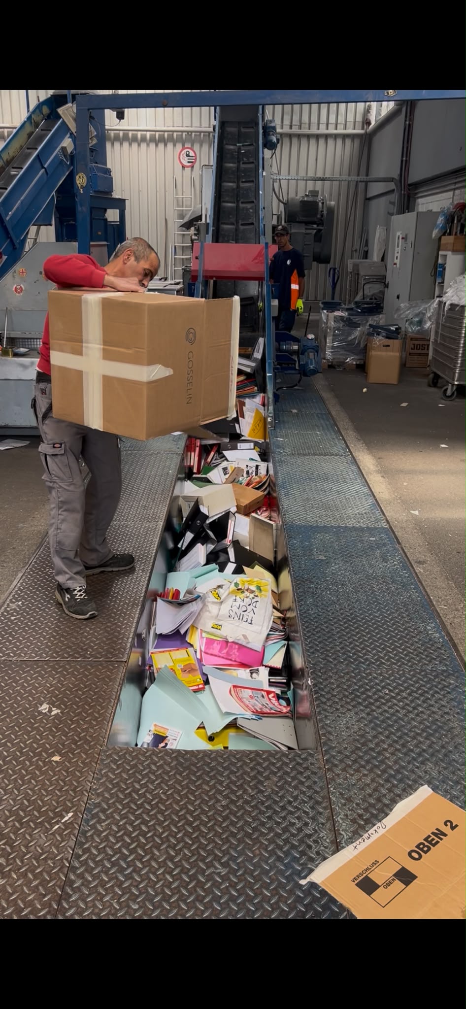Akten und Papier werden separat für die sichere Aktenvernichtung gesammelt