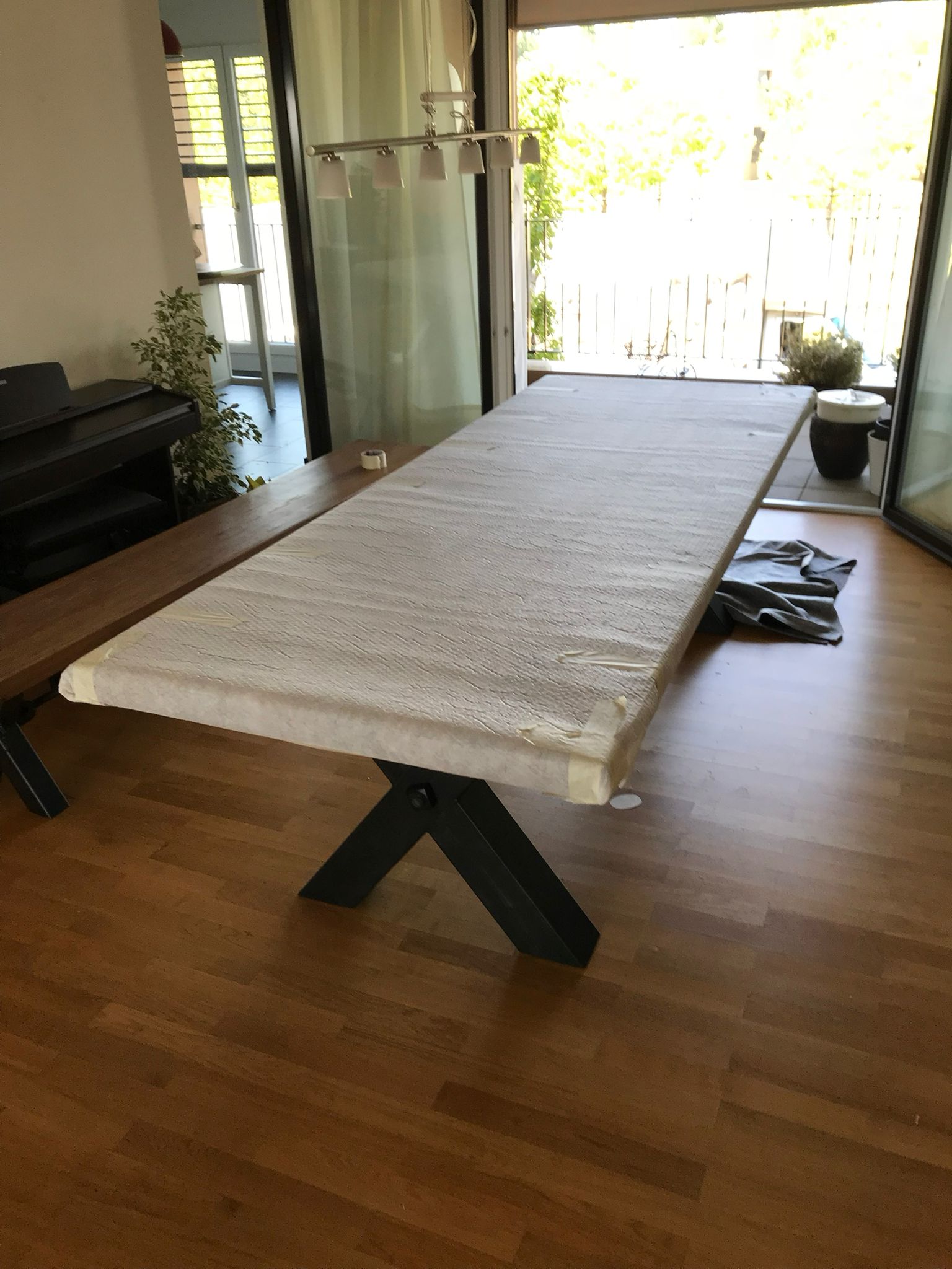 Sicher verpackte Arbeitsmöbel für einen Büroumzug